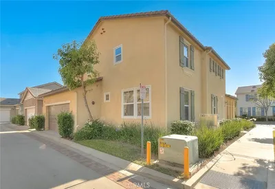 906 N Woodbine photo 2
