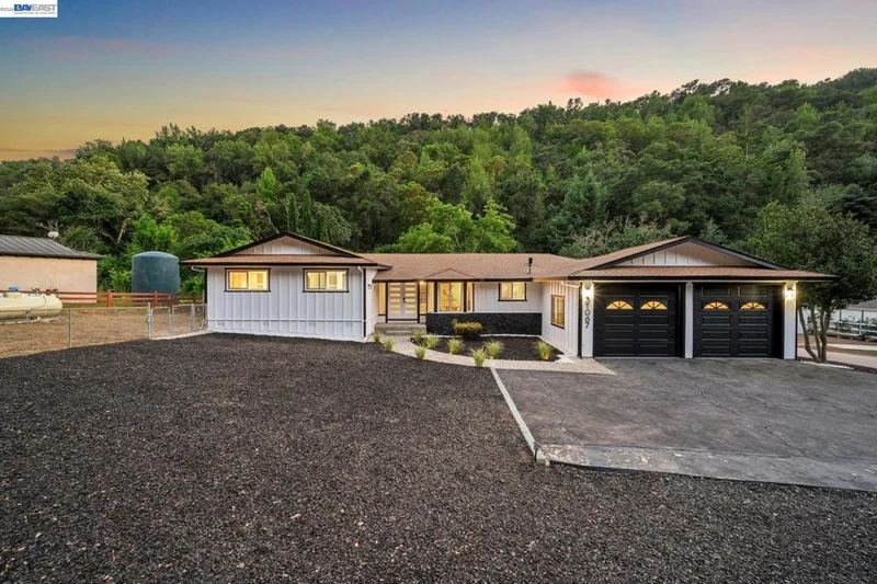31067 Palomares Rd, Castro Valley, CA 94552