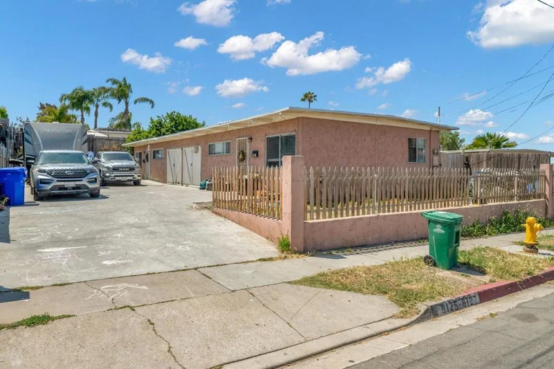 8125 27 Helm, San Diego, CA 92114