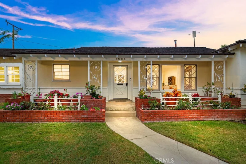 1901 N Greenbrier Street, Santa Ana, CA 92706