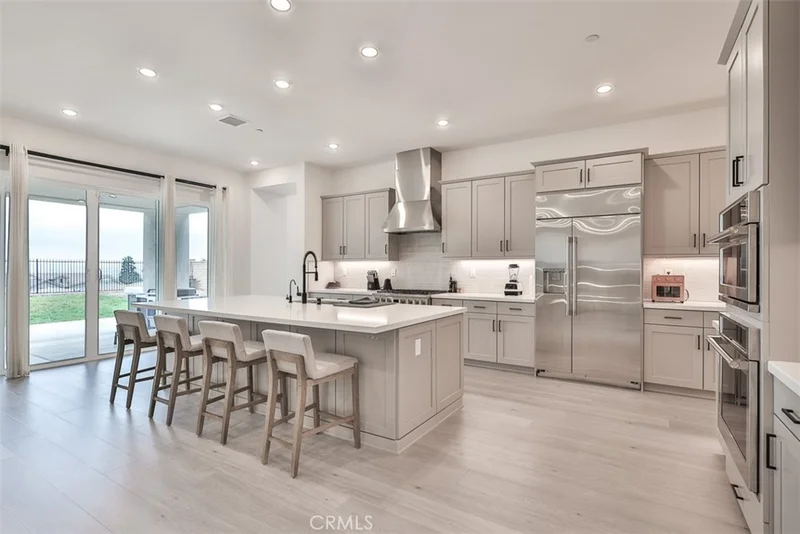 1112 W Empress photo 2