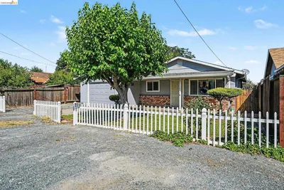 3193 Hosie Ave photo 2