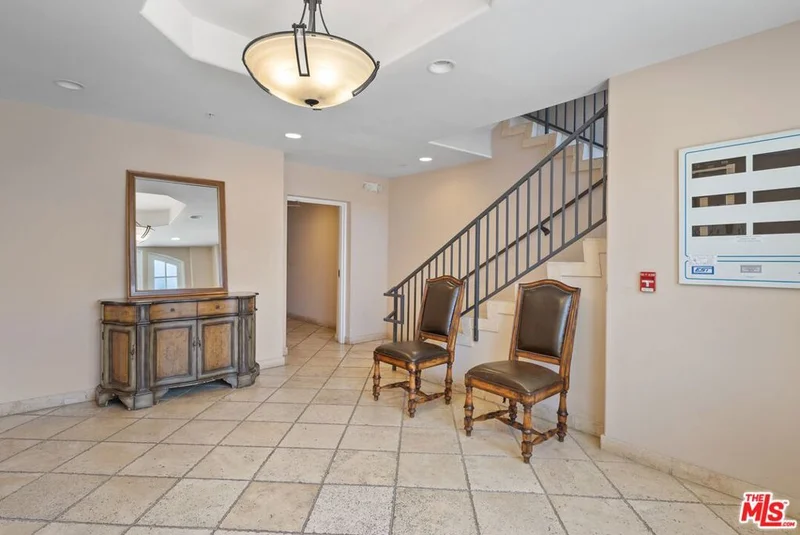 Photo 2 of 1522 S Saltair Avenue 304