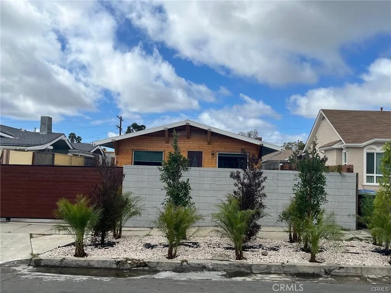 Photo 2 of 143 N Hobart Boulevard