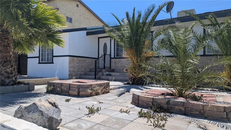 440 Lillian photo 2