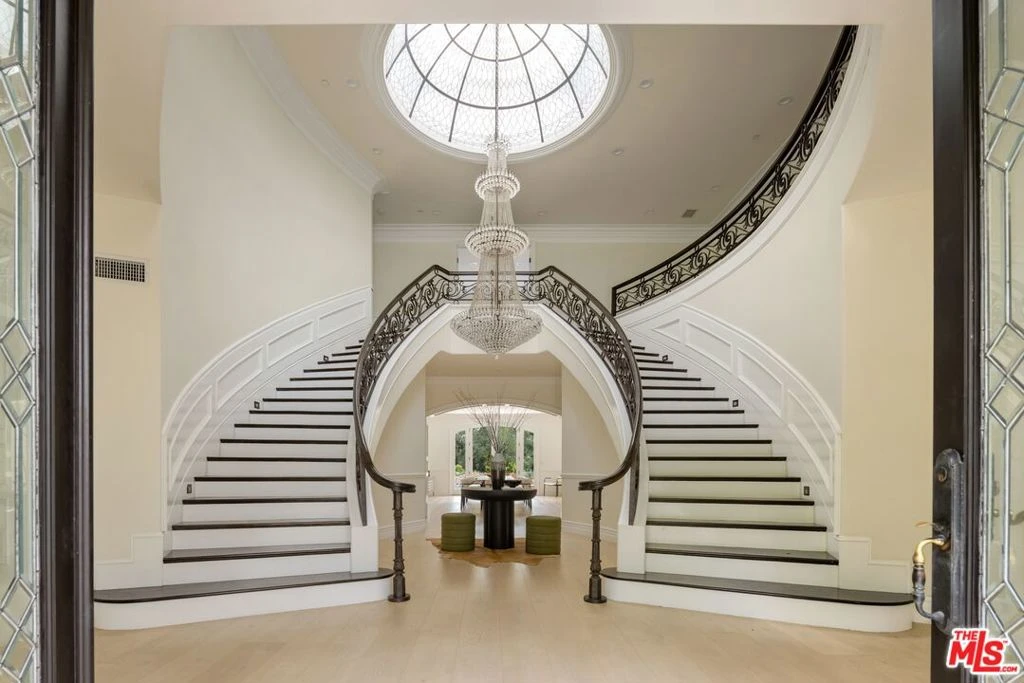 Interior 4