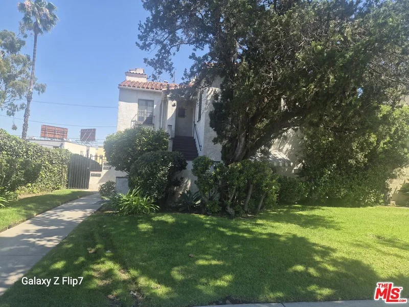 4424 S Victoria Avenue