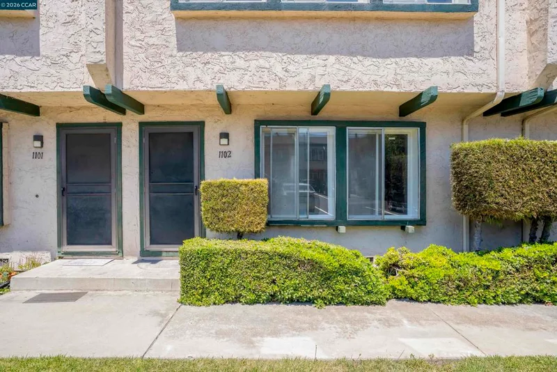 1031 Clyde Ave 1102 photo 2