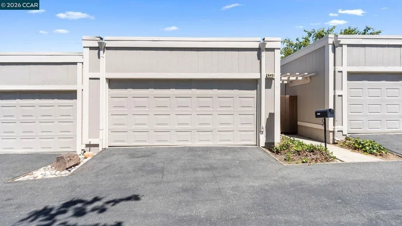 6451 Parklane Plz