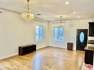 4626 Noble Avenue photo 2