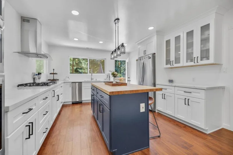 20851 Assiniboine Trail
