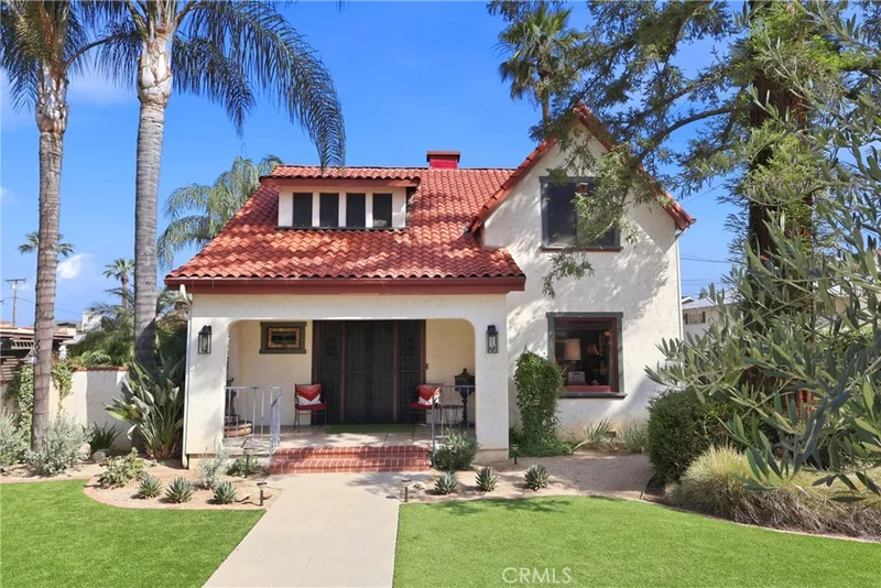18 W Cypress Avenue