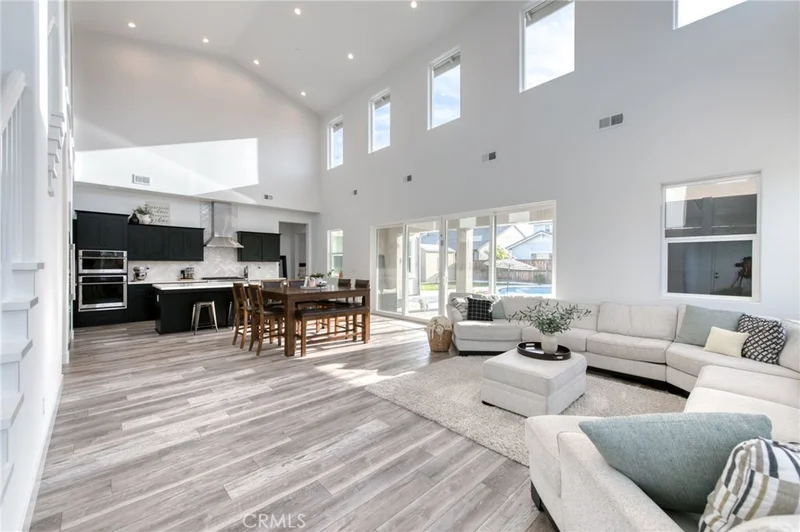 1736 N Renn photo 2