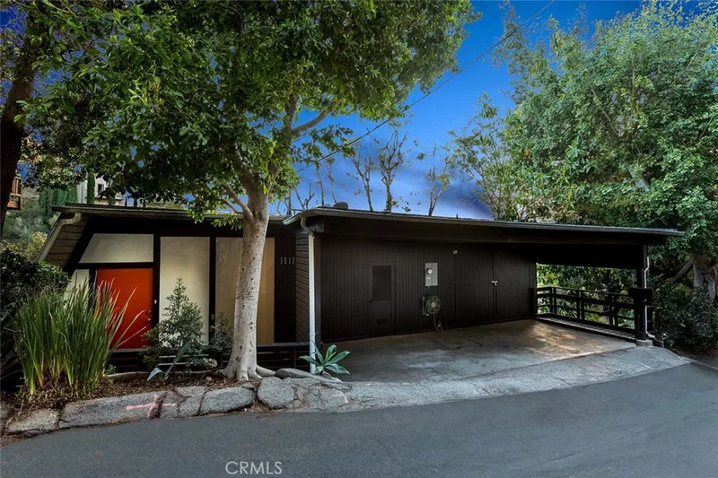 7912 Willow Glen Road