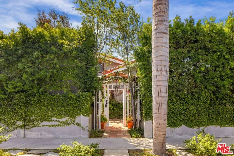 1136 Rose Avenue, Los Angeles, CA 90291
