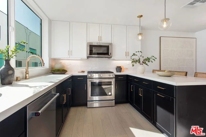 11222 W Victory Boulevard 2 photo 2