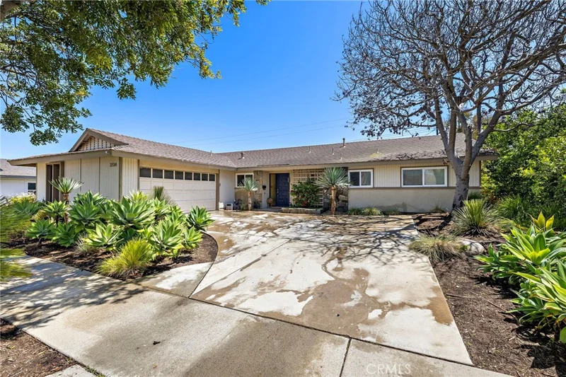 2734 San Juan, Costa Mesa, CA 92626