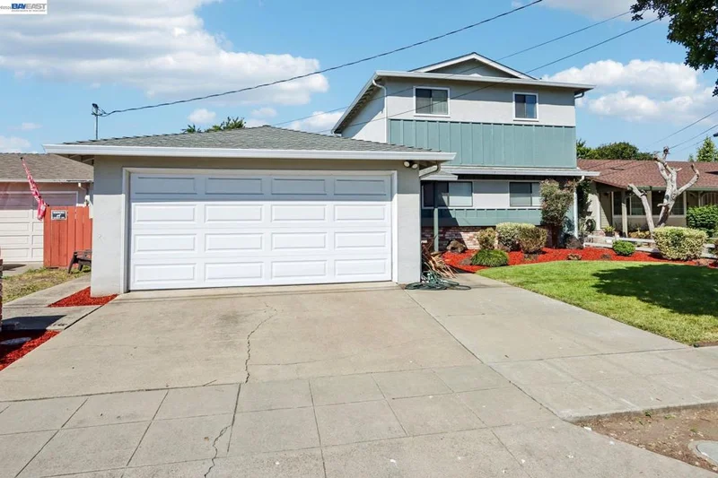24653 Surrey Way photo 2