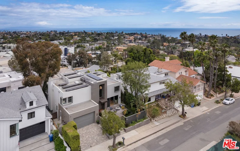 Photo 2 of 928 Las Lomas Avenue