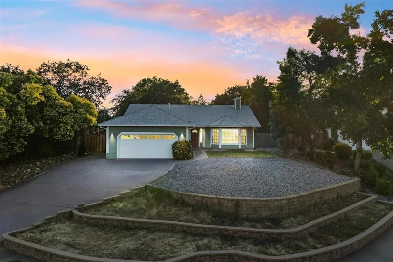 722 Saint Thomas Parkway, Redding, CA 96003