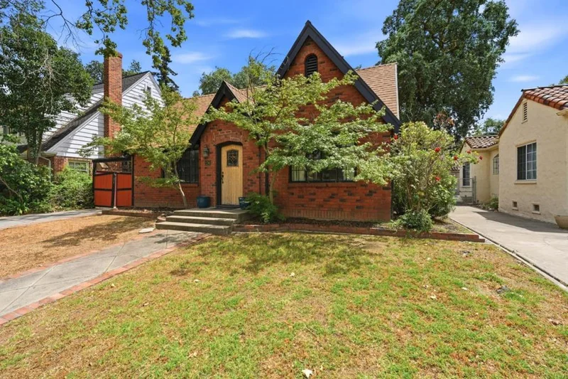 136 W Stadium Drive photo 2