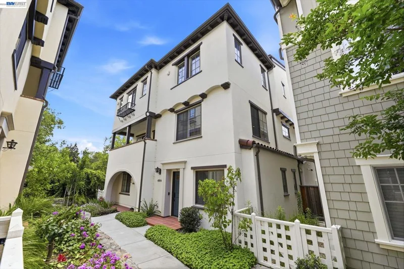 43124 Calle Sagrada