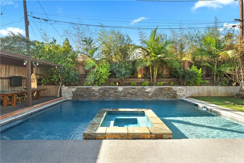 5610 W Carson