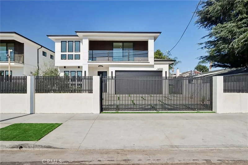 Photo 2 of 14929 Vose Street