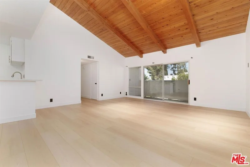 20134 Leadwell Street 334 photo 2
