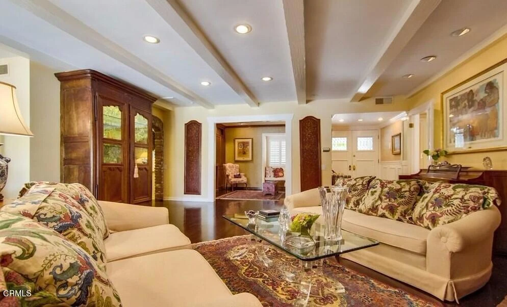 Interior 4
