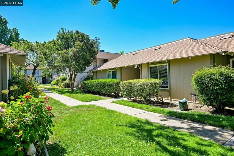 825 Oak Grove Rd 16, Concord, CA 94518