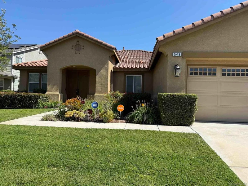 543 Silverhawk Dr photo 2