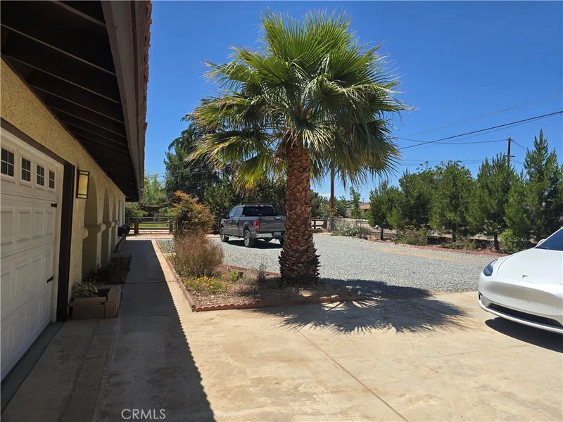 7215 Lyons 3 photo 2
