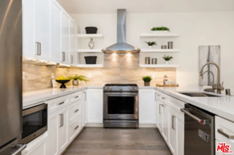 15122 Morrison Street photo 2