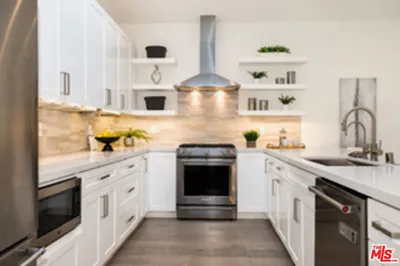 15122 Morrison Street photo 2