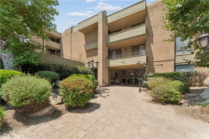 16866 Kingsbury 107