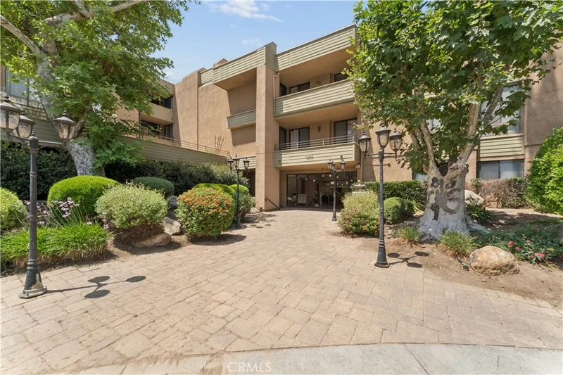 16866 Kingsbury 107 photo 2