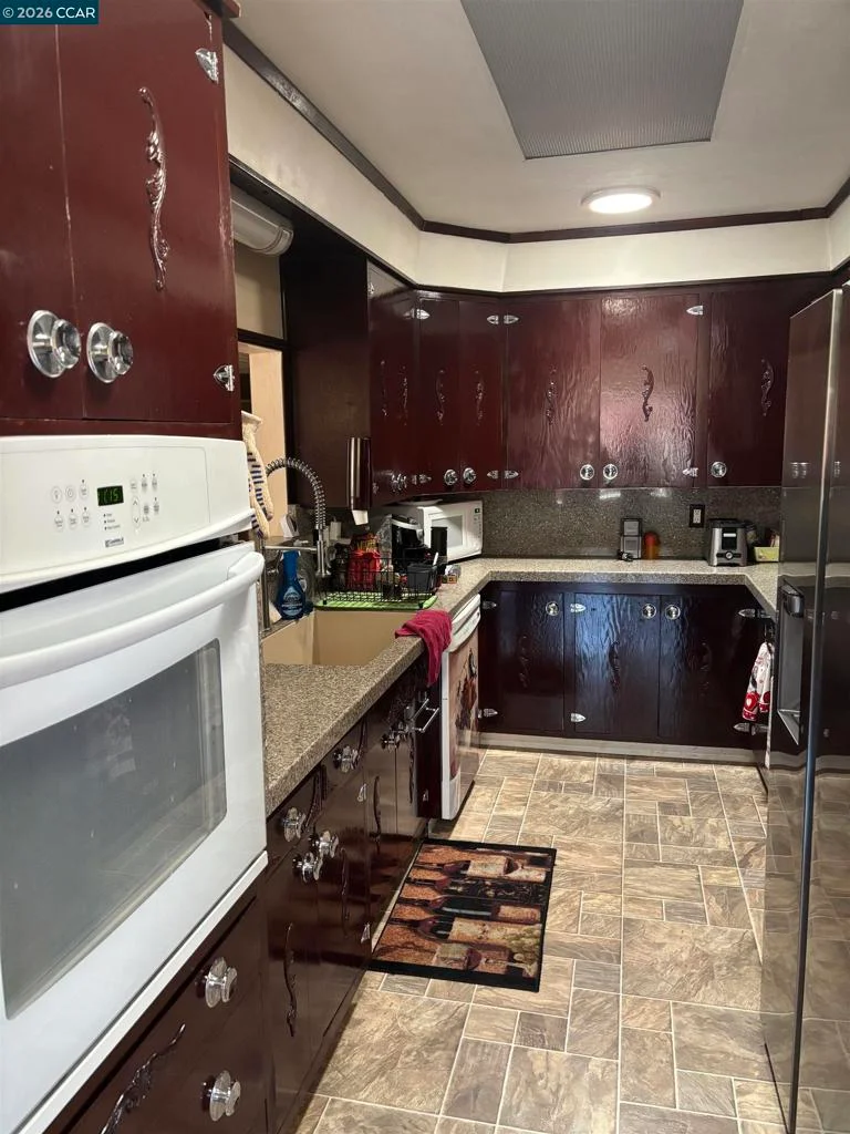Photo 2 of 694 Renfrew Rd