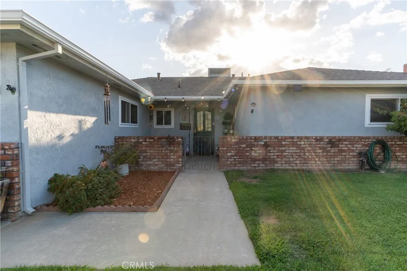 2869 Hillcrest Street photo 2