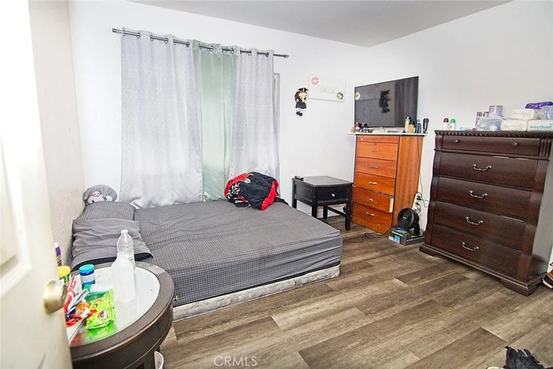 6911 Compton photo 2
