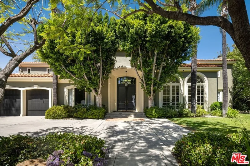 Photo 2 of 5425 Encino Avenue