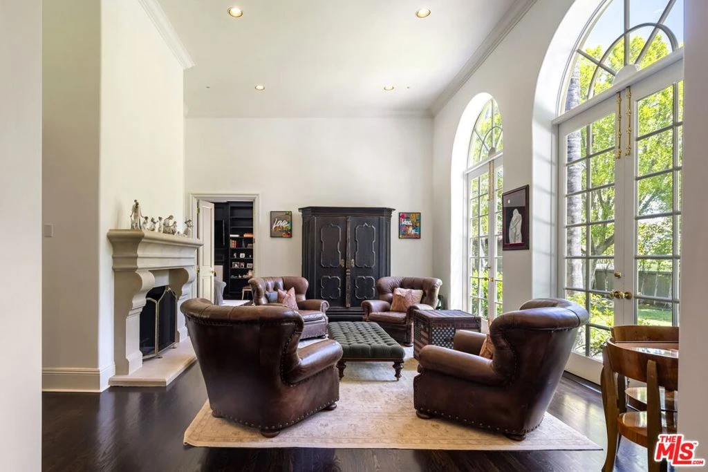 Interior 4