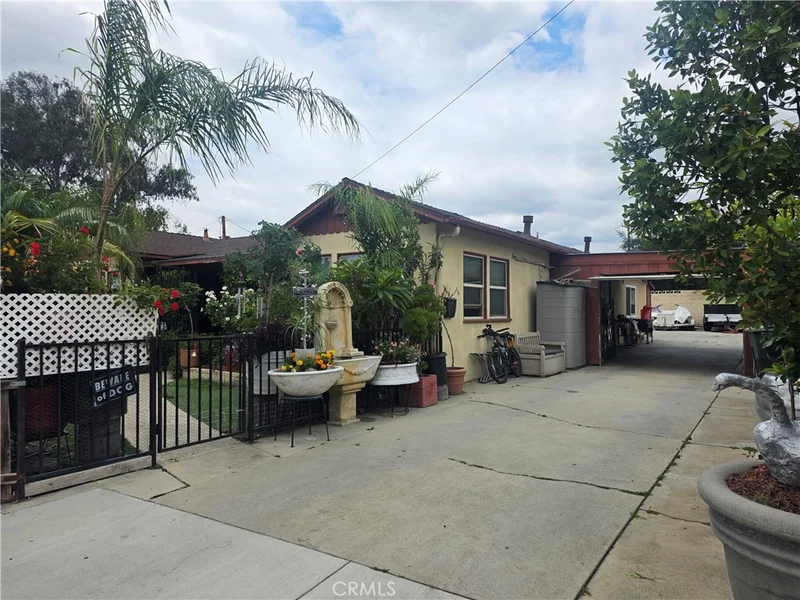 322 W Phillips