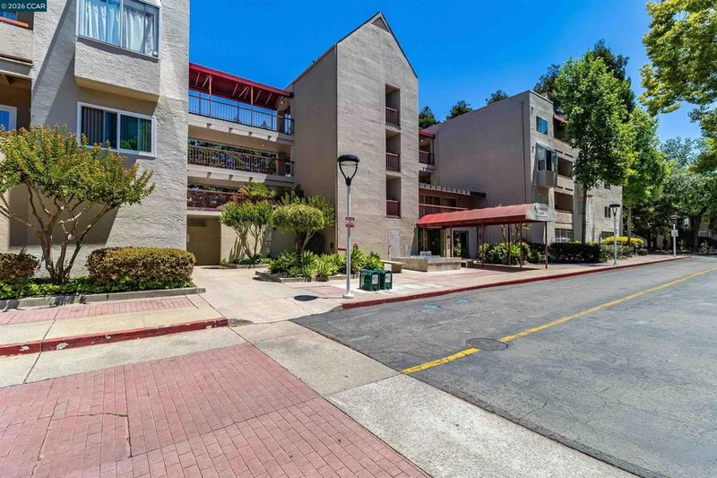 3173 Wayside Plaza 301