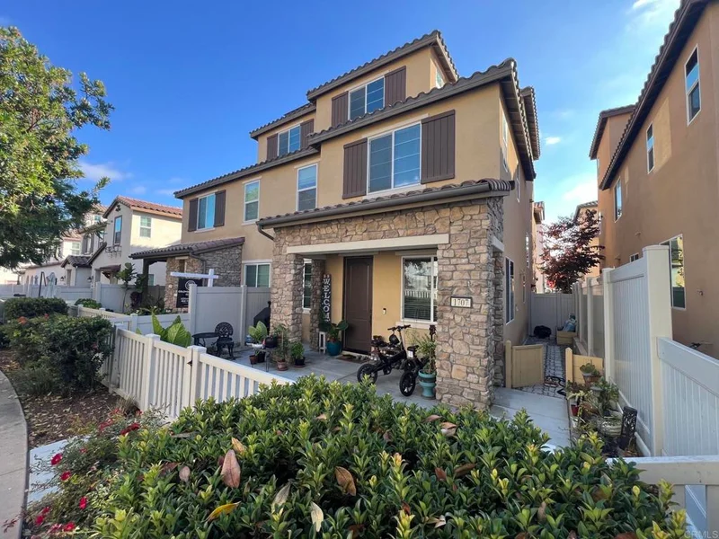 1707 Frangipani Avenue photo 2
