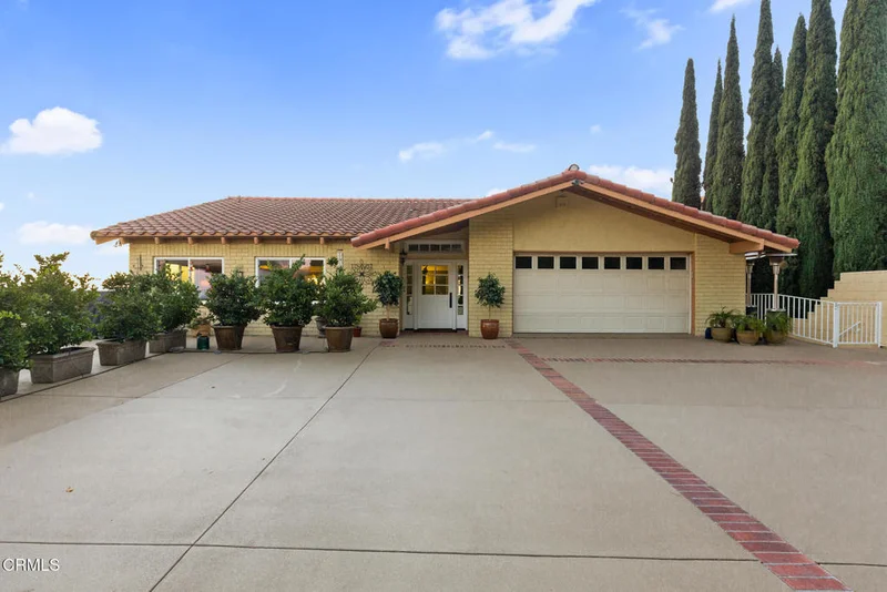 1234 E Tujunga Avenue photo 2