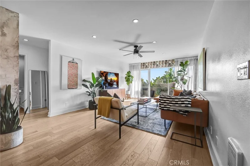 8400 De Longpre 212, West Hollywood, CA 90069