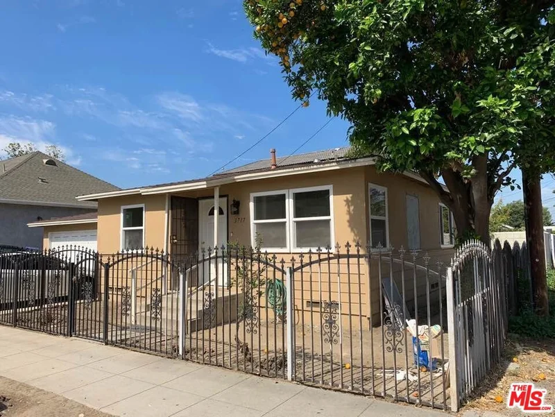 3717 S Raymond Avenue, Los Angeles, CA 90007