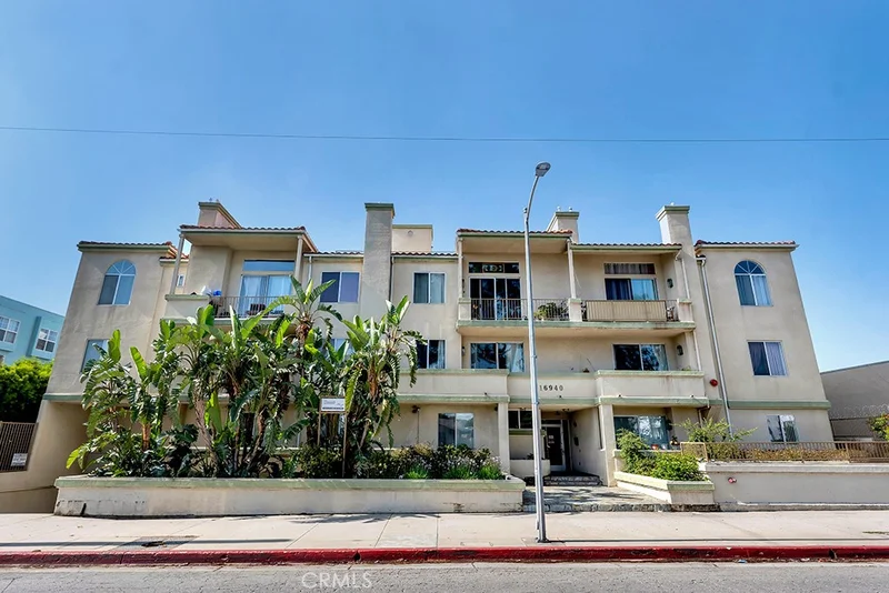 16940 Chatsworth 206