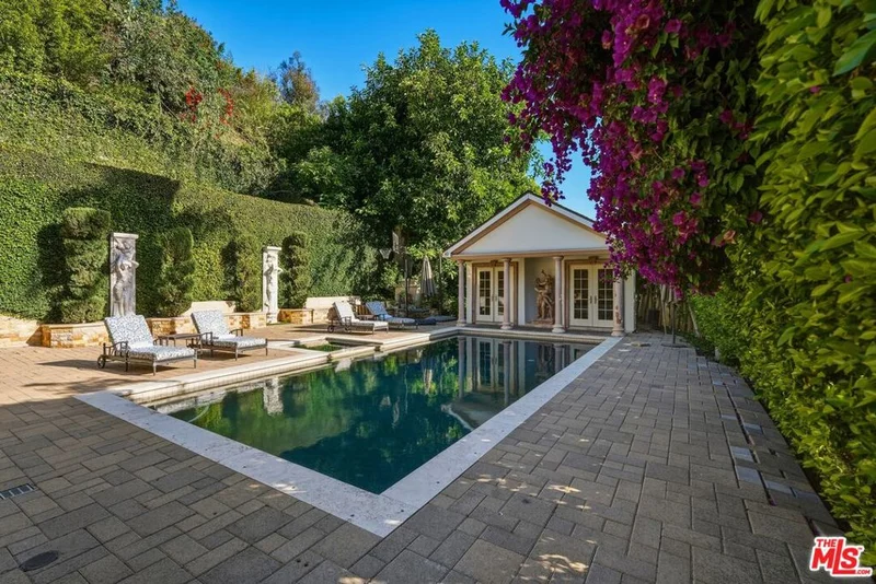 900 Chantilly Road photo 2